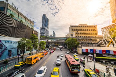 Central World Alışveriş Merkezi'nin önündeki alan. Ratchad'da trafik
