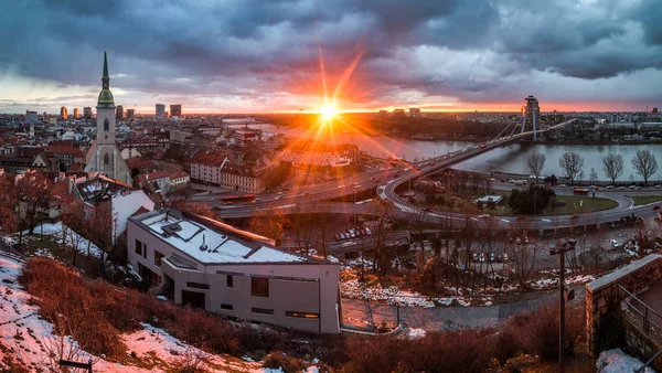 Bratislava stadsbilden vid soluppgången — Stockfoto