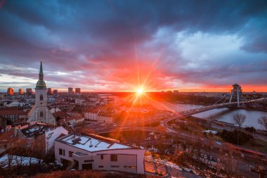 Gün doğumunda Bratislava Cityscape