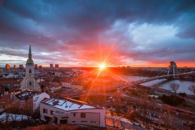 Gün doğumunda Bratislava Cityscape