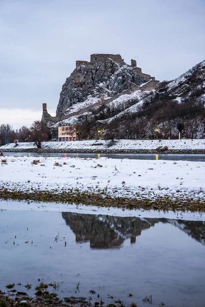 Castello di Devin nella mattina nevosa — Foto Stock