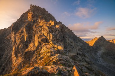 Dağın zirvesinde gündoğumu
