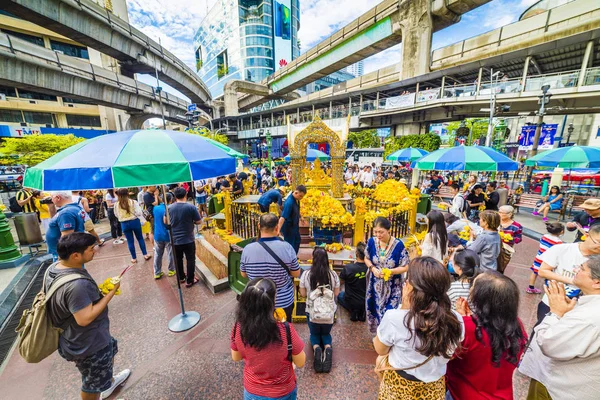 De nombreuses personnes touristiques et locales respectent le sanctuaire d'Erawan ou de Thao — Photo