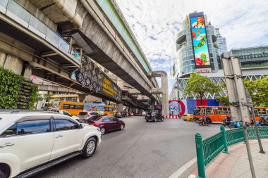 Ratchapra Rama I Road Üzerinde Central World Alışveriş Merkezi Binası