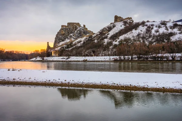 Castello di Devin coperto di neve ar alba — Foto Stock