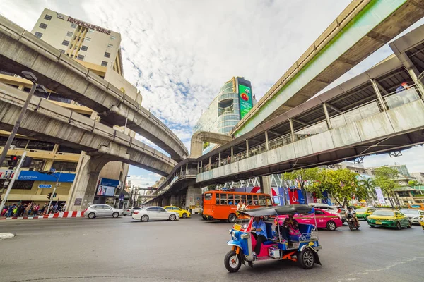 Trafic d'intersection Ratchaprasong à Bangkok, Thaïlande — Photo