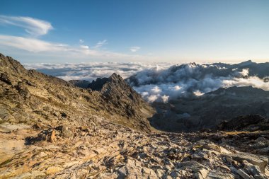 Gün batımında inversiyon ile Dağları