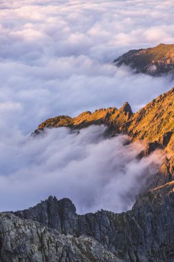 Gün batımında inversiyon ile Dağları