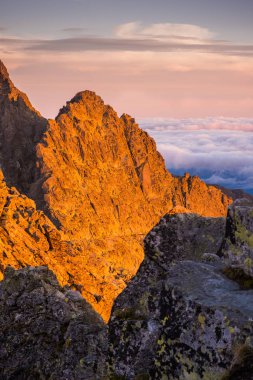 Gün batımında inversiyon ile Dağları