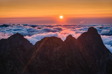 Gün batımında inversiyon ile Dağları