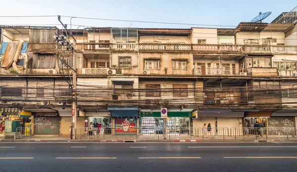 Scène de rue résidentielle avec logement et magasins avec beaucoup de câblage — Photo