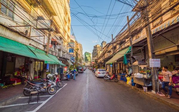 Typique Bangkok Scène de rue résidentielle avec logement, magasins et — Photo