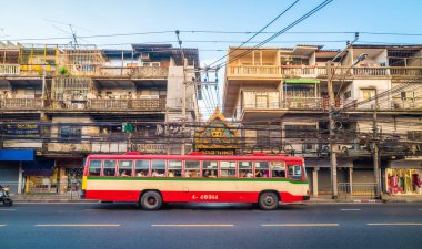Konut, Mağazalar ve Tipik Bangkok Konut Sokak Sahnesi