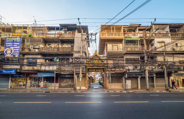 Escena callejera residencial típica de Bangkok con viviendas y tiendas —  Fotos de Stock