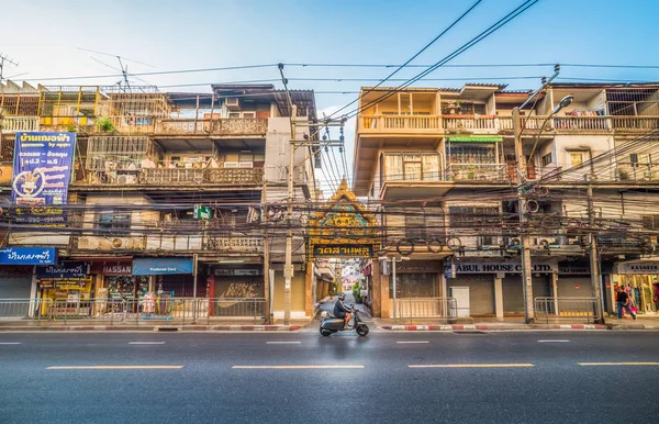 Typique Bangkok Scène de rue résidentielle avec logement, magasins et — Photo