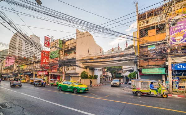 Scène de rue résidentielle typique de Bangkok avec logement, boutiques, Ca — Photo