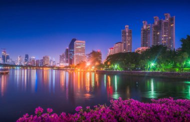 Gece Göl ve Gökdelenler ile Şehir Parkı