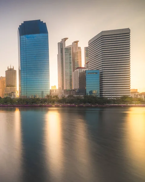 Lake in Public Park under Skyscrapers at Sunrise — Stock Photo, Image