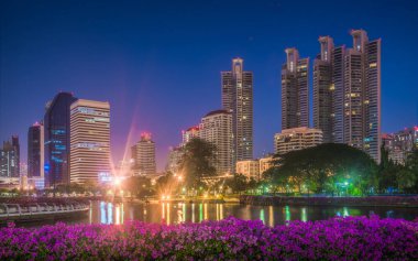 Gece Göl ve Gökdelenler ile Şehir Parkı