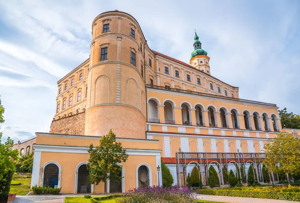 Castelul Mikulov cu grădină — Fotografie, imagine de stoc