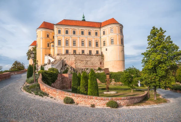 Castelul Mikulov cu grădină — Fotografie, imagine de stoc