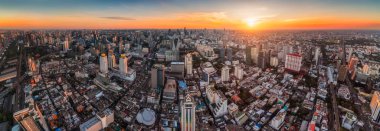 Gün batımında Bangkok şehir manzarası