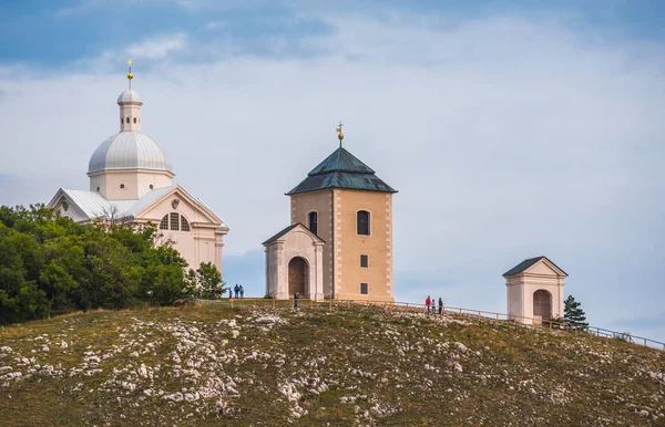 Collina con cappella bianca — Foto Stock