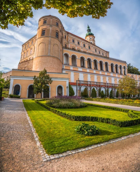 Mikulov schloss mit garten — Stockfoto