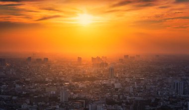 Parlayan Güneş altındaki şehir manzarası