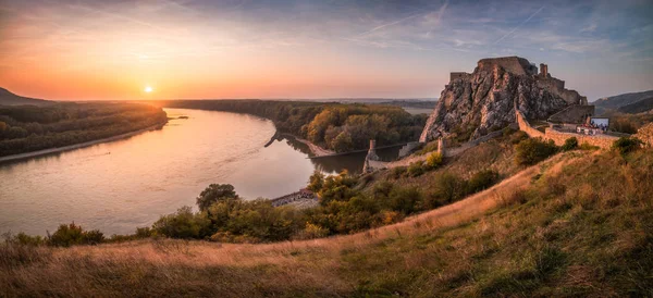 Руины замка на скале на закате — стоковое фото