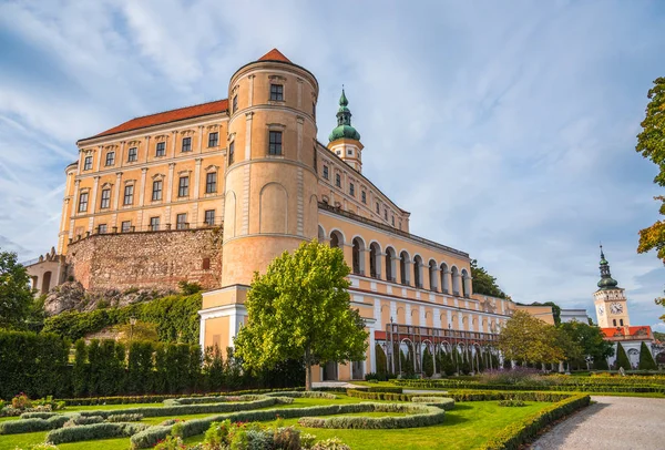 Zamek Mikulov z ogrodem — Zdjęcie stockowe