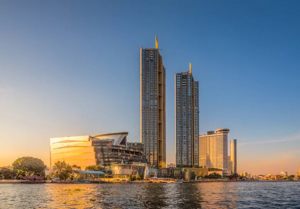 Höga Byggnader Chao Phraya River Bank Bangkok Thailand — Stockfoto