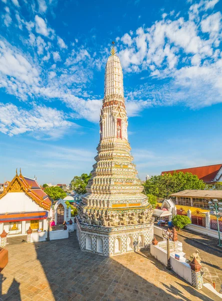 白色古代宝塔在黎明寺 Wat Arun 与蓝天与云彩 泰国曼谷的一个著名的旅游胜地 — 图库照片