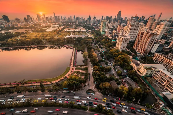 Public Park Med Sjö Skyskrapor Och Trafik Bangkok Thailand Vid — Stockfoto