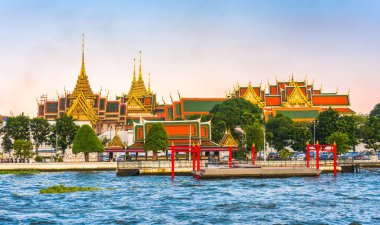 Büyük Saray ve Zümrüt Buda Tapınağı (Wat Phra Kaew) Bangkok, Tayland 'da Chao Phraya Nehri' ndeki tekneden görüldüğü gibi