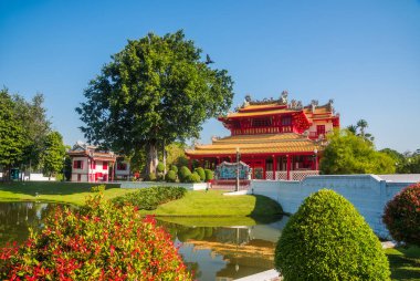 Bang Pa-In Kraliyet Sarayı 'ndaki Phra Thinang Wehart Chamrun ya da Tayland' ın Ayutthaya ilindeki Güzel Bahçeli Yaz Sarayı