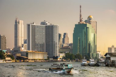 Bangkok Skyline ve Chao Phraya Nehri Trafiği Sunset 'te bir tekneden görüldüğü gibi