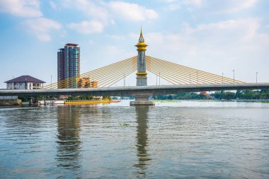 Bangkok, Tayland 'daki Chao Phraya Nehri' ndeki Maha Chesadabodindranusorn Köprüsü