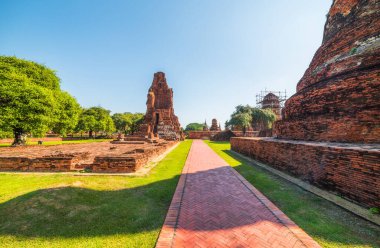 Ayutthaya 'da Ayutthaya Tarihi Parkı' nda mimarlık, Tayland 'ın Ayutthaya ilinde güneşli bir gün. Eski Tayland başkentinin yapıları.