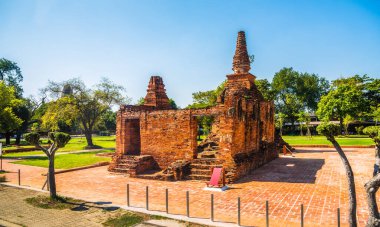 Güneşli bir günde Tayland 'ın Ayutthaya ilindeki Eski Geleneksel Ev Yıkıntısı