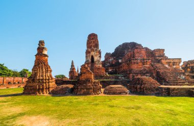 Ayutthaya 'da Ayutthaya Tarihi Parkı' nda mimarlık, Tayland 'ın Ayutthaya ilinde güneşli bir gün. Eski Tayland başkentinin yapıları.