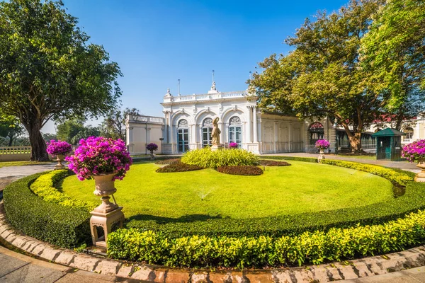 Royal Summer Palace 'da güzel bir bahçe ya da Bangkok yakınlarında Bang Pa-In, Ayutthaya Eyaleti, Tayland