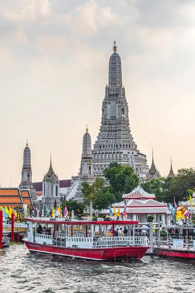 Barche Sul Fiume Chao Phraya Wat Arun Tempio Dell Alba — Foto Stock
