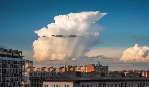 Большое Кучевое Облако Над Жилыми Зданиями Пригорода Петржалка Братиславе Словакия Лицензионные Стоковые Изображения