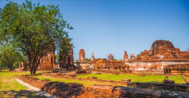 Ayutthaya 'da Ayutthaya Tarihi Parkı' nda mimarlık, Tayland 'ın Ayutthaya ilinde güneşli bir gün. Eski Tayland başkentinin yapıları.