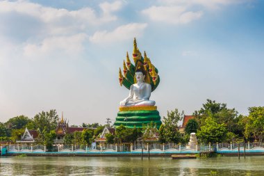 Wat Daeng Thammachat 'taki Büyük Buda Heykeli. Bangkok, Tayland 'daki Chao Phraya Nehri' ndeki Budist Tapınağı..
