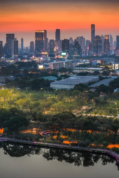Bangkok Thailand Stadsbild Med Public Park Och Skyskrapor Vid Twilight — Stockfoto