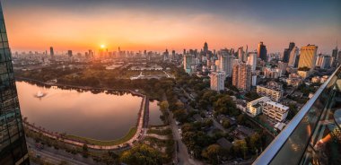 Bangkok, Tayland 'ın geniş panoramik manzarası. Günbatımında Şehir Parkı ve Gökdelenleri.