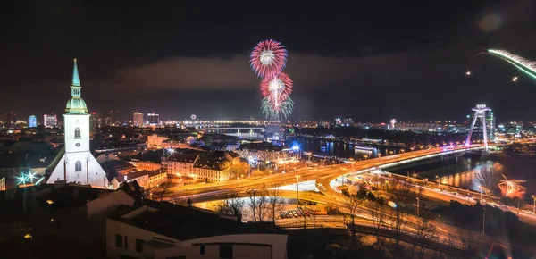 Celebración Año Nuevo Fuegos Artificiales Sobre Río Danubio Bratislava Eslovaquia —  Fotos de Stock