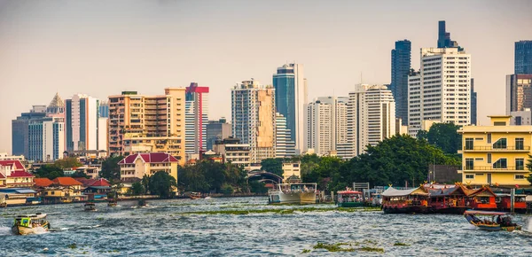 City Skyline Вид Лодки Реке Чао Прайя Закате Бангкоке Таиланд Лицензионные Стоковые Изображения